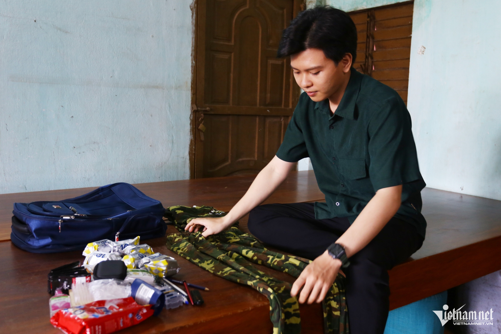 Đỗ Duy Minh chuẩn bị đồ dùng cá nhân sẵn sàng lên đường nhập ngũ.