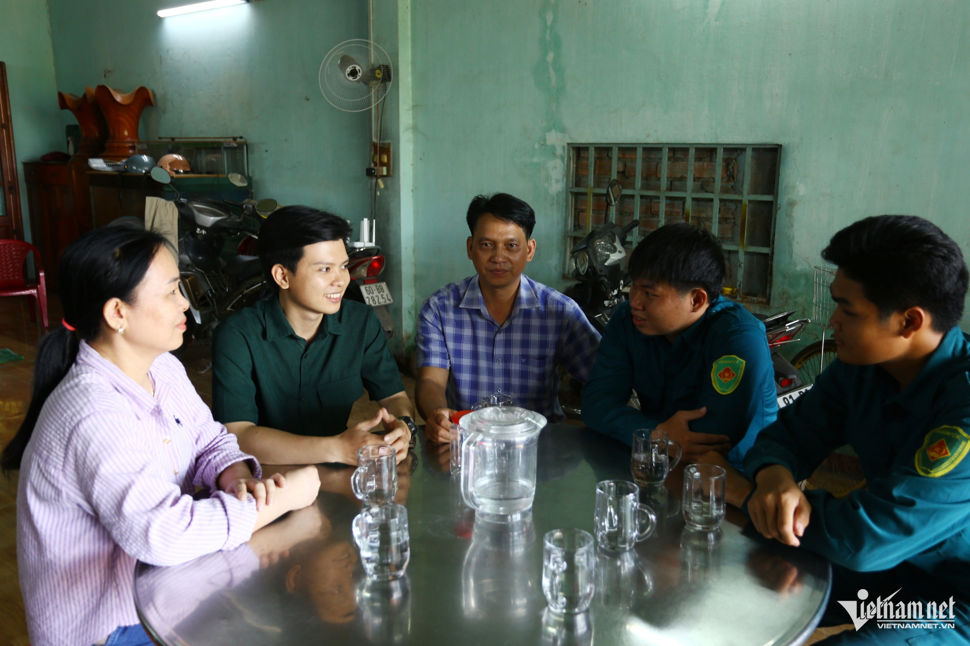 Ban Chỉ huy Quân sự xã Bình Minh đến thăm hỏi Đỗ Duy Minh tạm gác học thạc sĩ lên đường thực hiện nghĩa vụ với Tổ quốc.