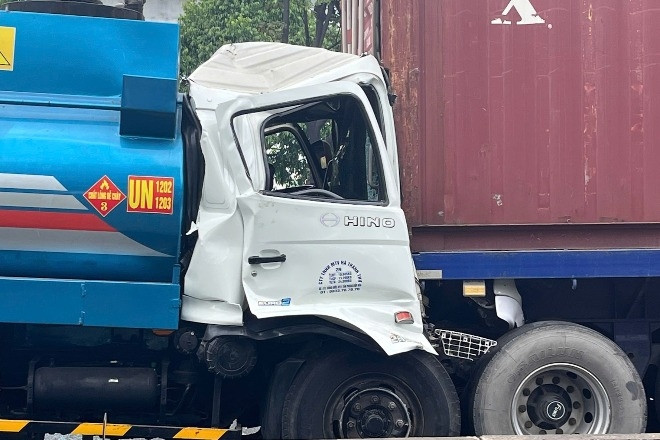 Xe bồn tông đuôi xe container dừng đèn đỏ ở cửa ngõ TPHCM, tài xế kẹt trong cabin
