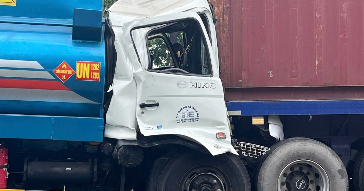 Xe bồn tông đuôi xe container dừng đèn đỏ ở cửa ngõ TPHCM, tài xế kẹt trong cabin