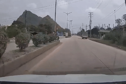 Xe máy sang đường ẩu, ô tô đánh lái liên tiếp tránh va chạm trong tích tắc