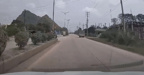 Xe máy sang đường ẩu, ô tô đánh lái liên tiếp tránh va chạm trong tích tắc