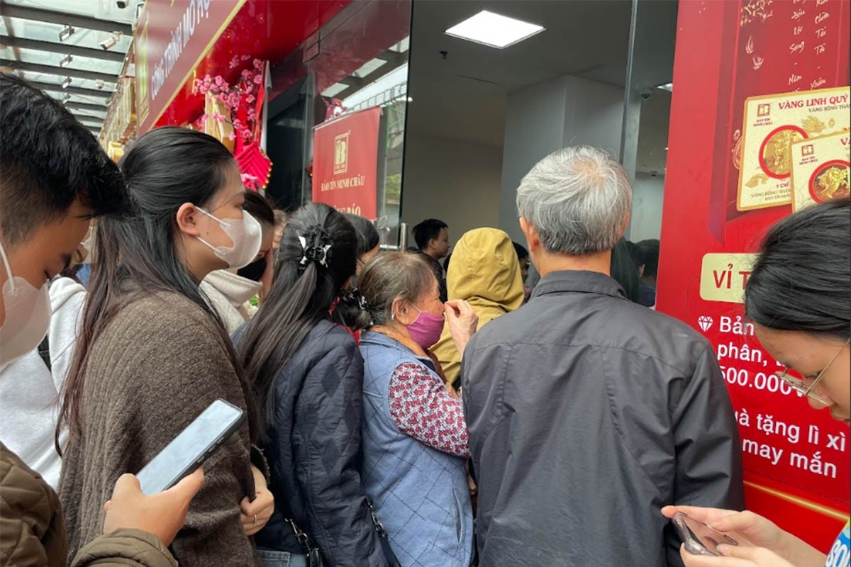 Xếp hàng nhiều giờ mua vàng vì tin 'đông là giá còn tăng'
