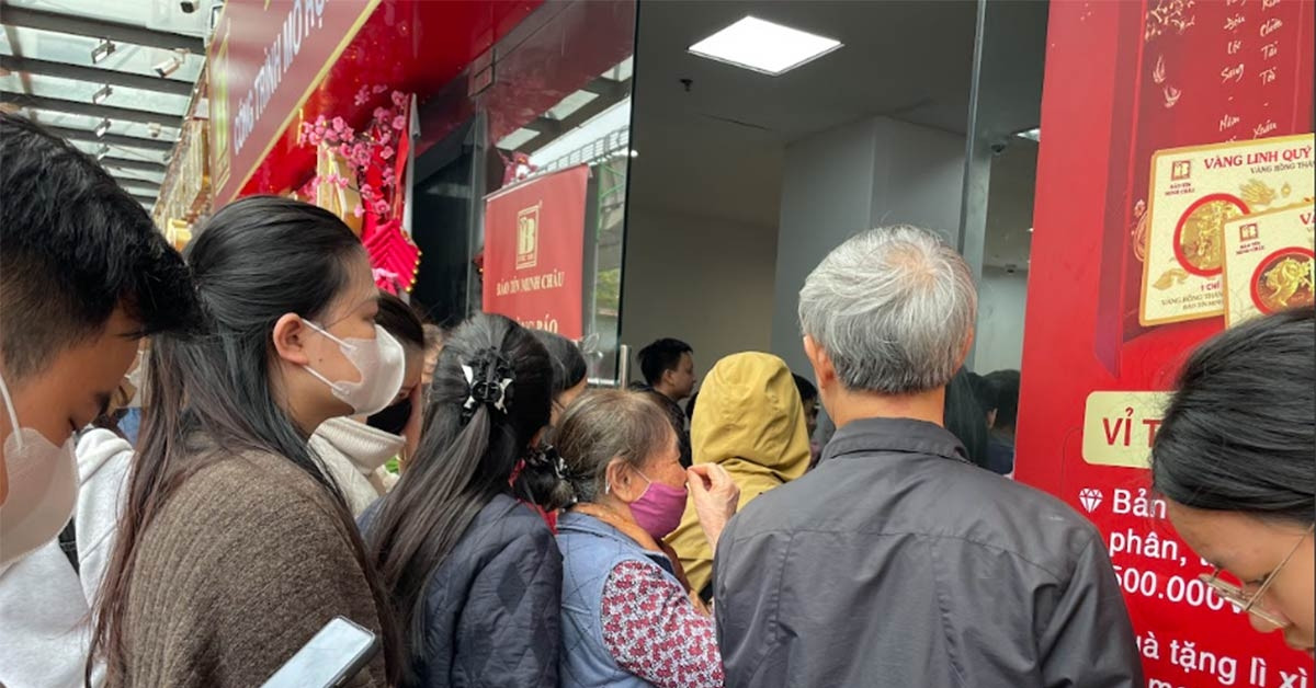 Xếp hàng nhiều giờ mua vàng vì tin "đông là giá còn tăng"