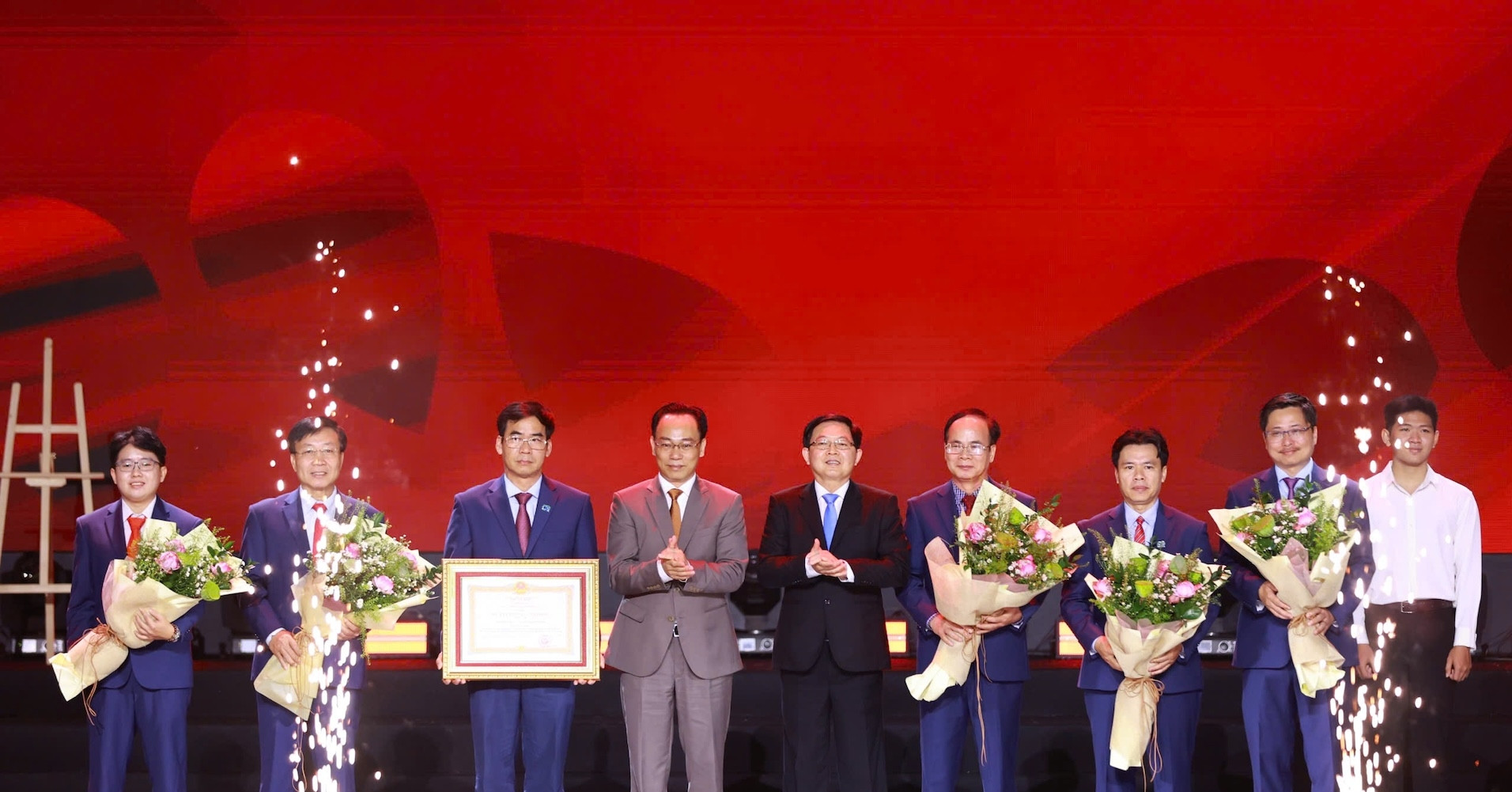 4 Giáo Sư, Phó Giáo Sư Được Vinh Danh Giải Tinh Hoa Pháp Lý - giải trí news from Báo VietNamNet