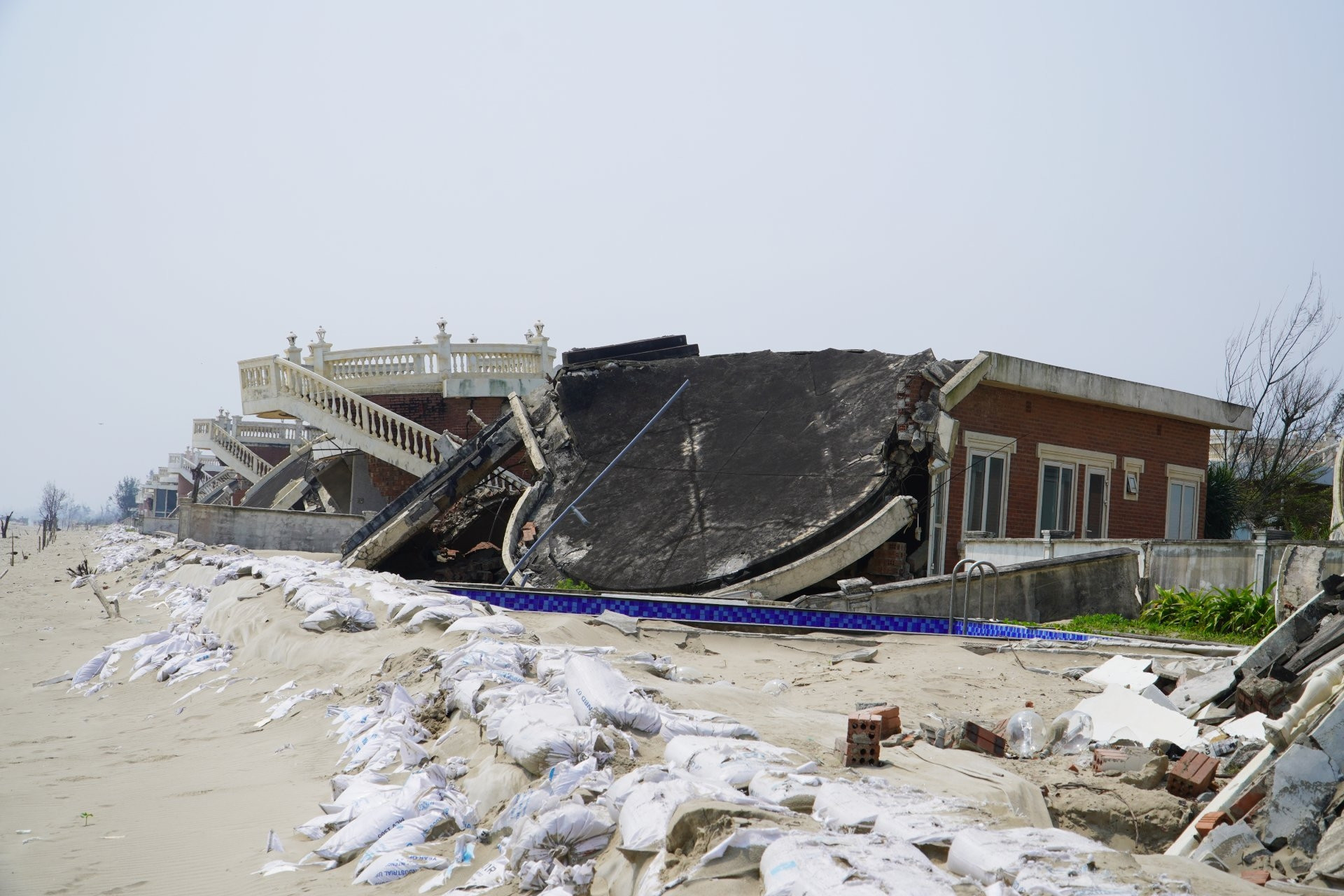 6 tháng sau bão Bualoi, khu biệt thự triệu đô ở Hà Tĩnh vẫn ngổn ngang đổ nát