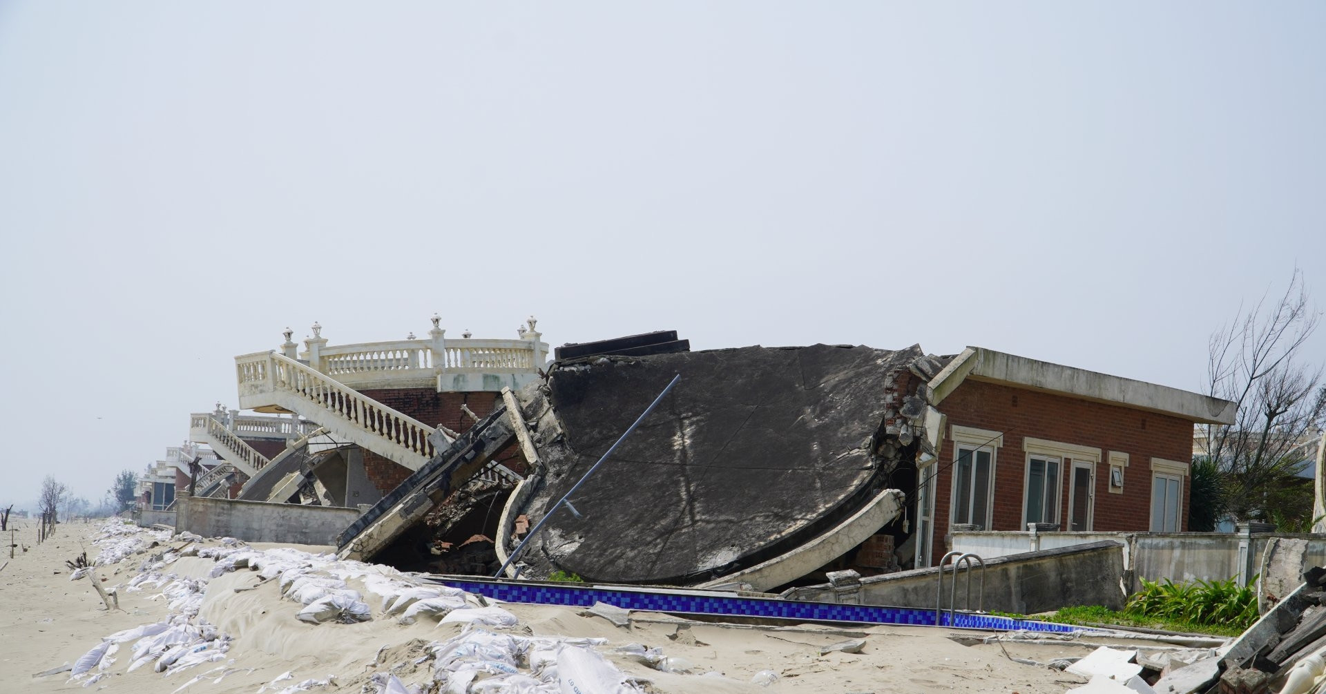 6 tháng sau bão Bualoi, khu biệt thự triệu đô ở Hà Tĩnh vẫn ngổn ngang đổ nát