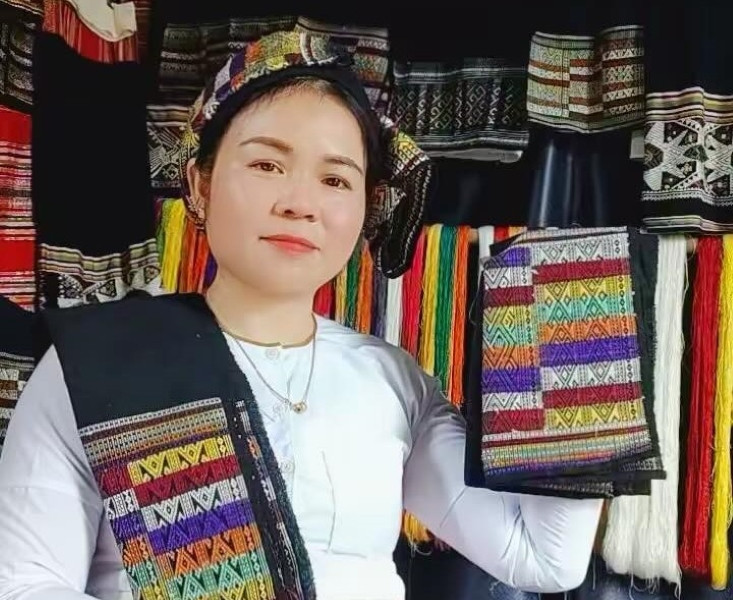 a3Người phụ nữ dân tộc Thái.jpg