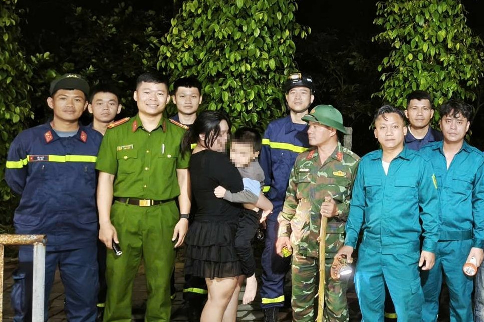 Băng đồi tìm kiếm bé trai 5 tuổi đi lạc trong đêm