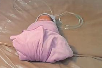 Bé trai sơ sinh còn nguyên dây rốn bị bỏ rơi lúc rạng sáng