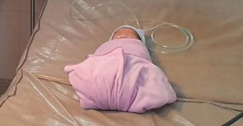 Bé trai sơ sinh còn nguyên dây rốn bị bỏ rơi lúc rạng sáng