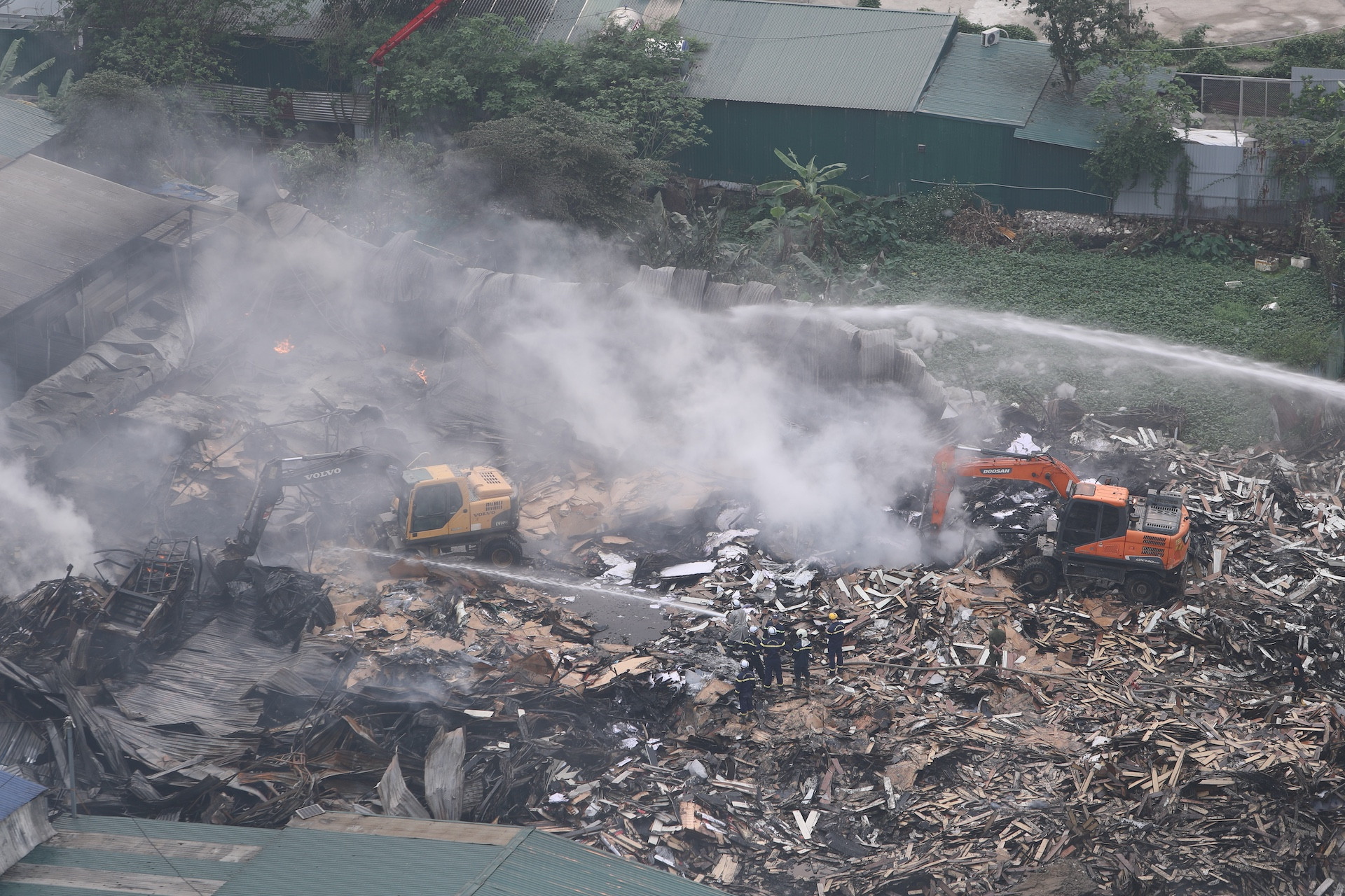 Hiện trường tan hoang sau vụ cháy kho xưởng làm 1 người tử vong ở Hà Nội