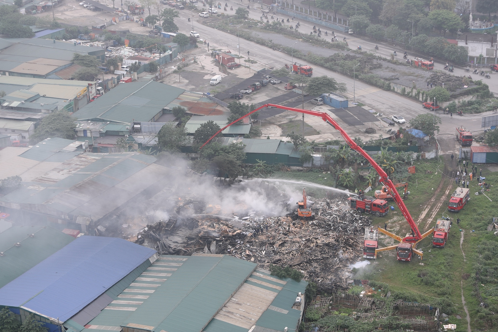 Công an Hà Nội lý giải nguyên nhân lửa bùng lớn ở cụm kho xưởng rộng 6.000m2