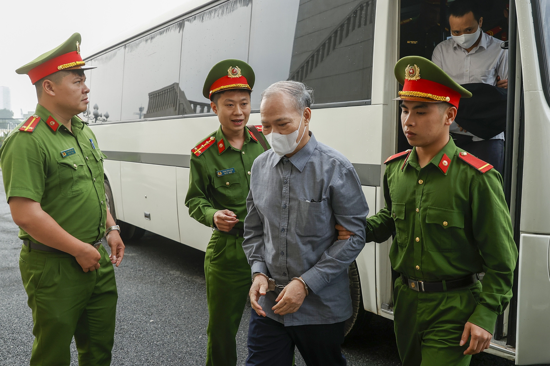 Cựu Thứ trưởng Hoàng Văn Thắng cùng các bị cáo hầu tòa