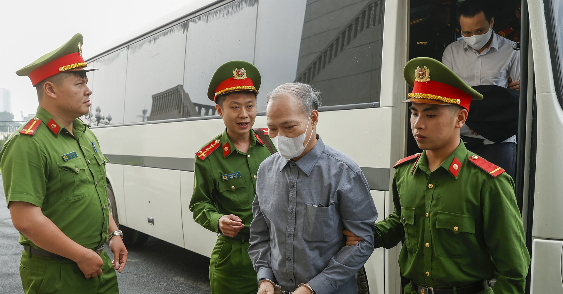 Cựu Thứ trưởng Hoàng Văn Thắng cùng các bị cáo hầu tòa
