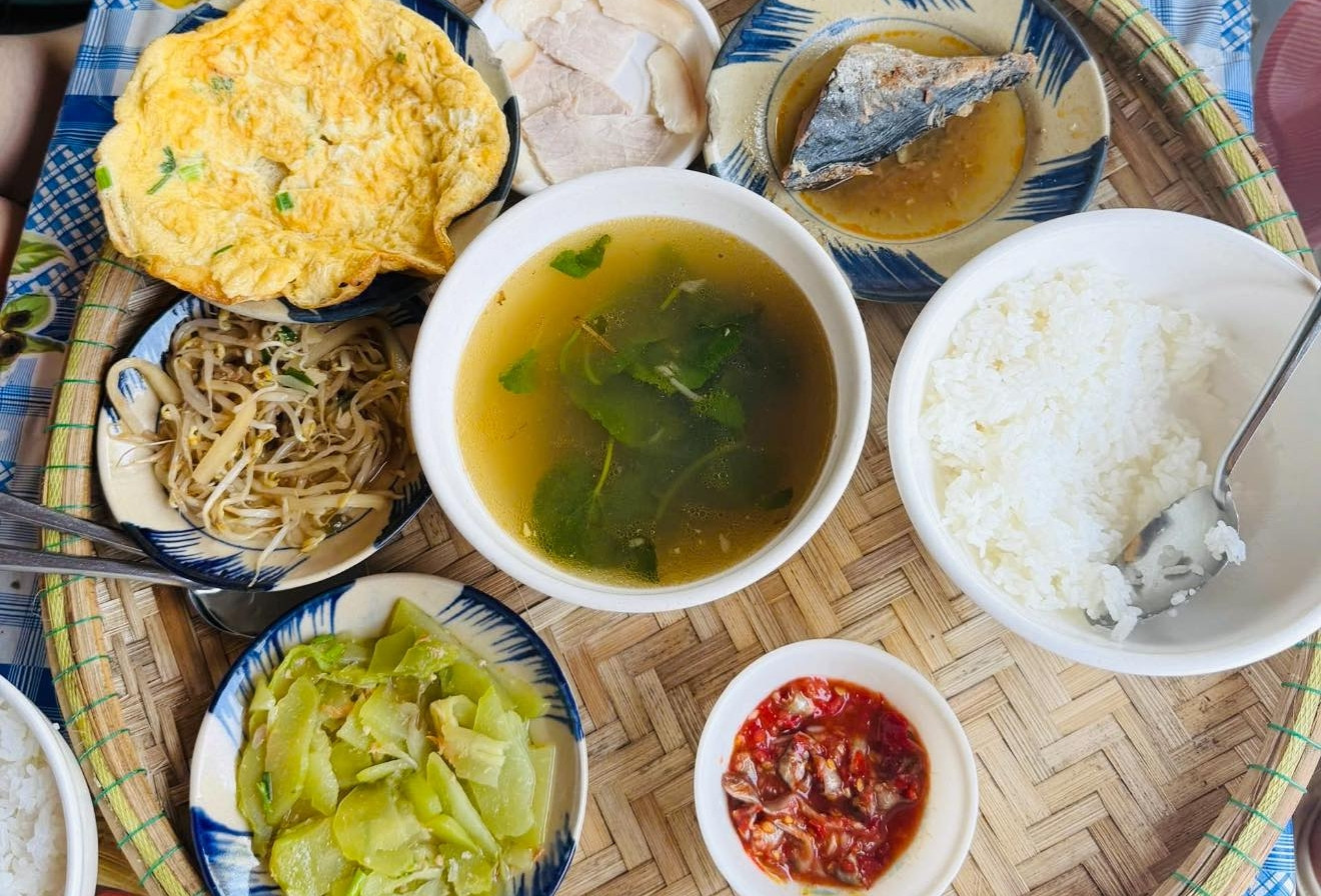 Du khách ngỡ ngàng với mâm cơm 7 món giá 45 nghìn ở Huế, có món đặc sản lạ ngon