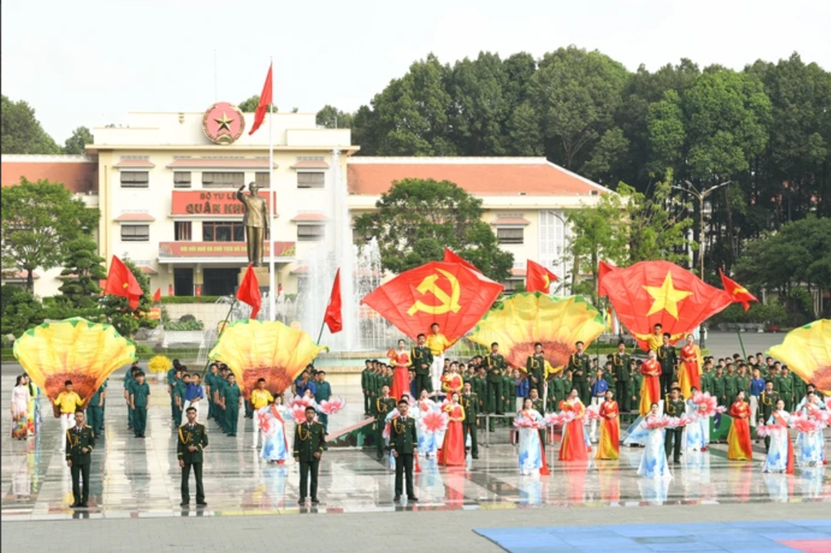 Gần 3.000 cán bộ, chiến sĩ tham gia đồng diễn nghệ thuật tại Quân khu 7