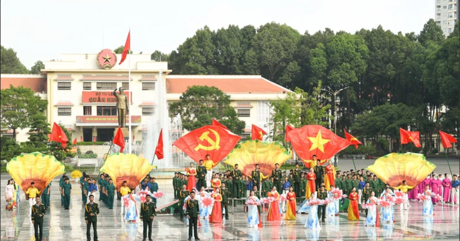 Gần 3.000 cán bộ, chiến sĩ tham gia đồng diễn nghệ thuật tại Quân khu 7