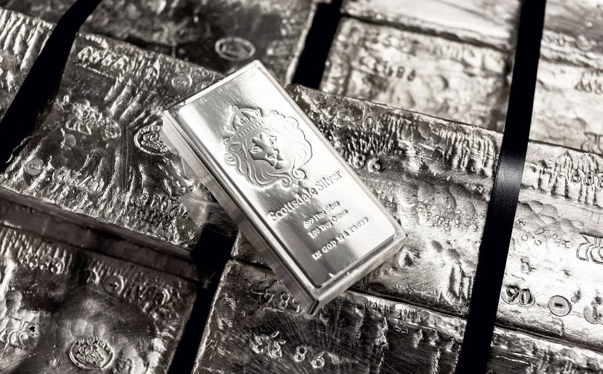 Giá bạc hôm nay 31/3/2026 đà tăng chững lại vì USD mạnh và lãi suất cao