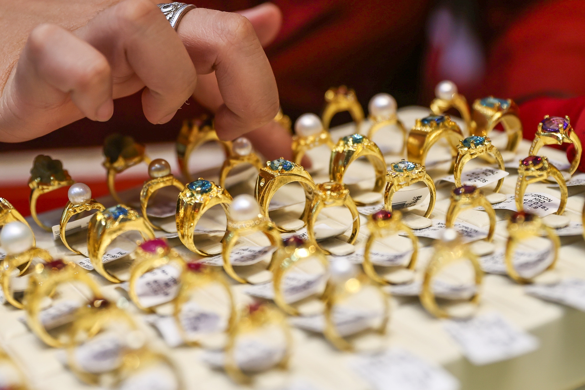 Giá vàng bật tăng trở lại, rủi ro vẫn còn nếu ‘pháo đài’ bị xuyên thủng