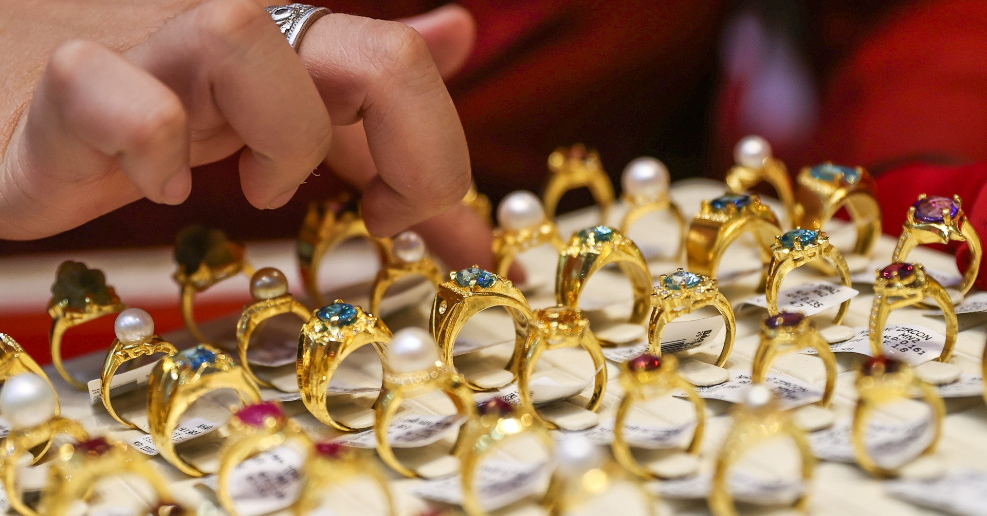 Giá vàng bật tăng trở lại, rủi ro vẫn còn nếu ‘pháo đài’ bị xuyên thủng