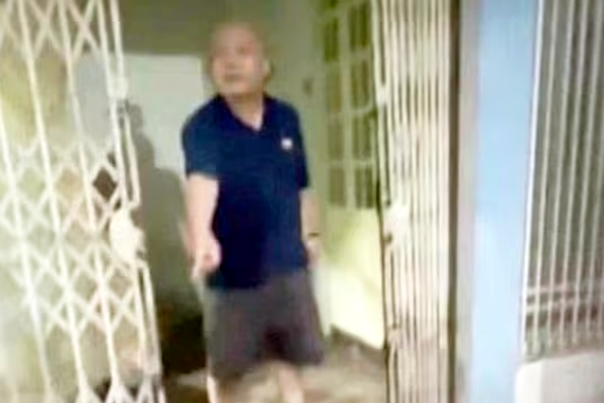 Hà Nội: Người mẹ bế con nhỏ bị hàng xóm hành hung ngay trước cửa nhà