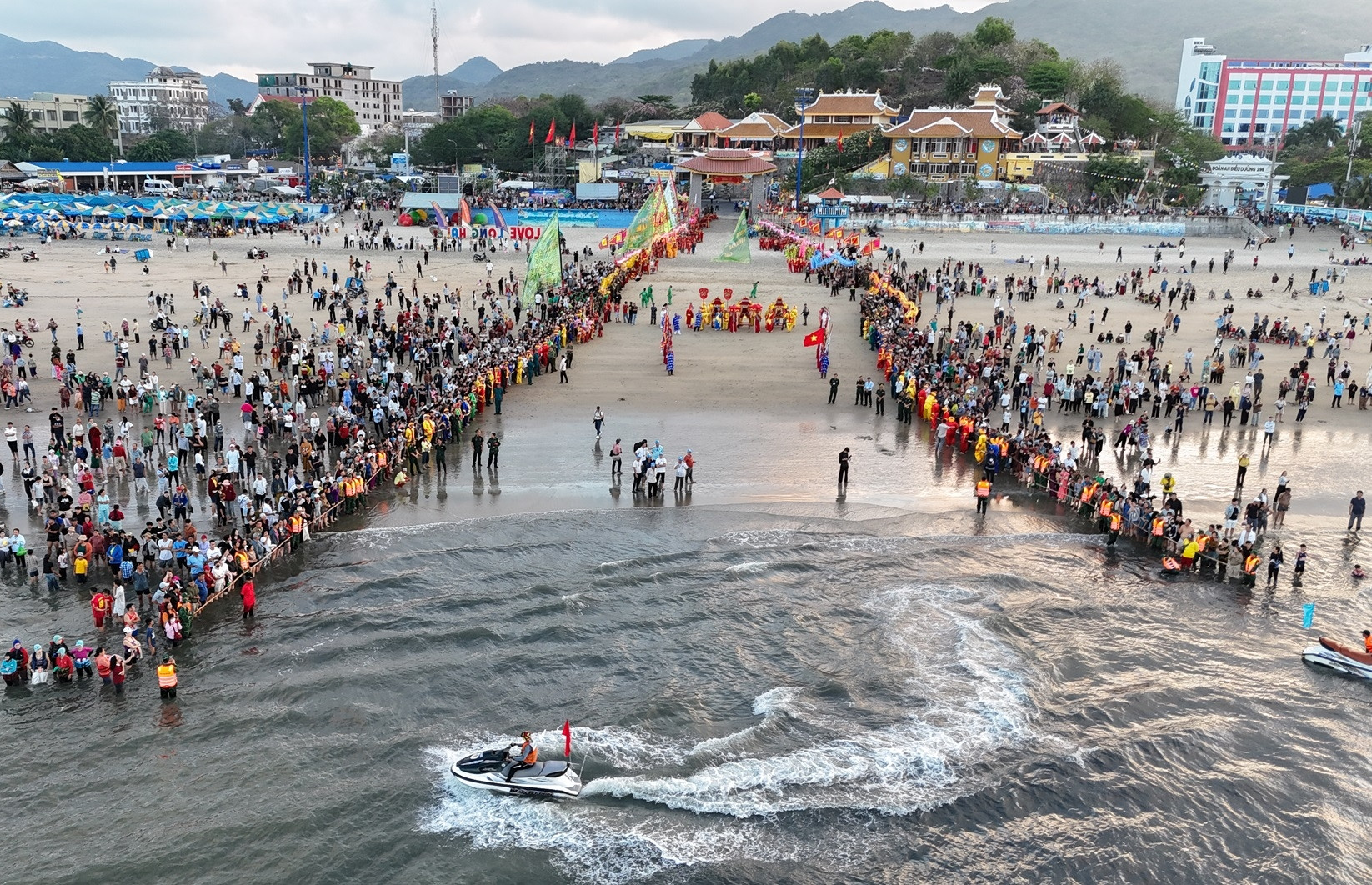 Hàng nghìn người đổ về bờ biển TPHCM từ rạng sáng xem rước Long Vị