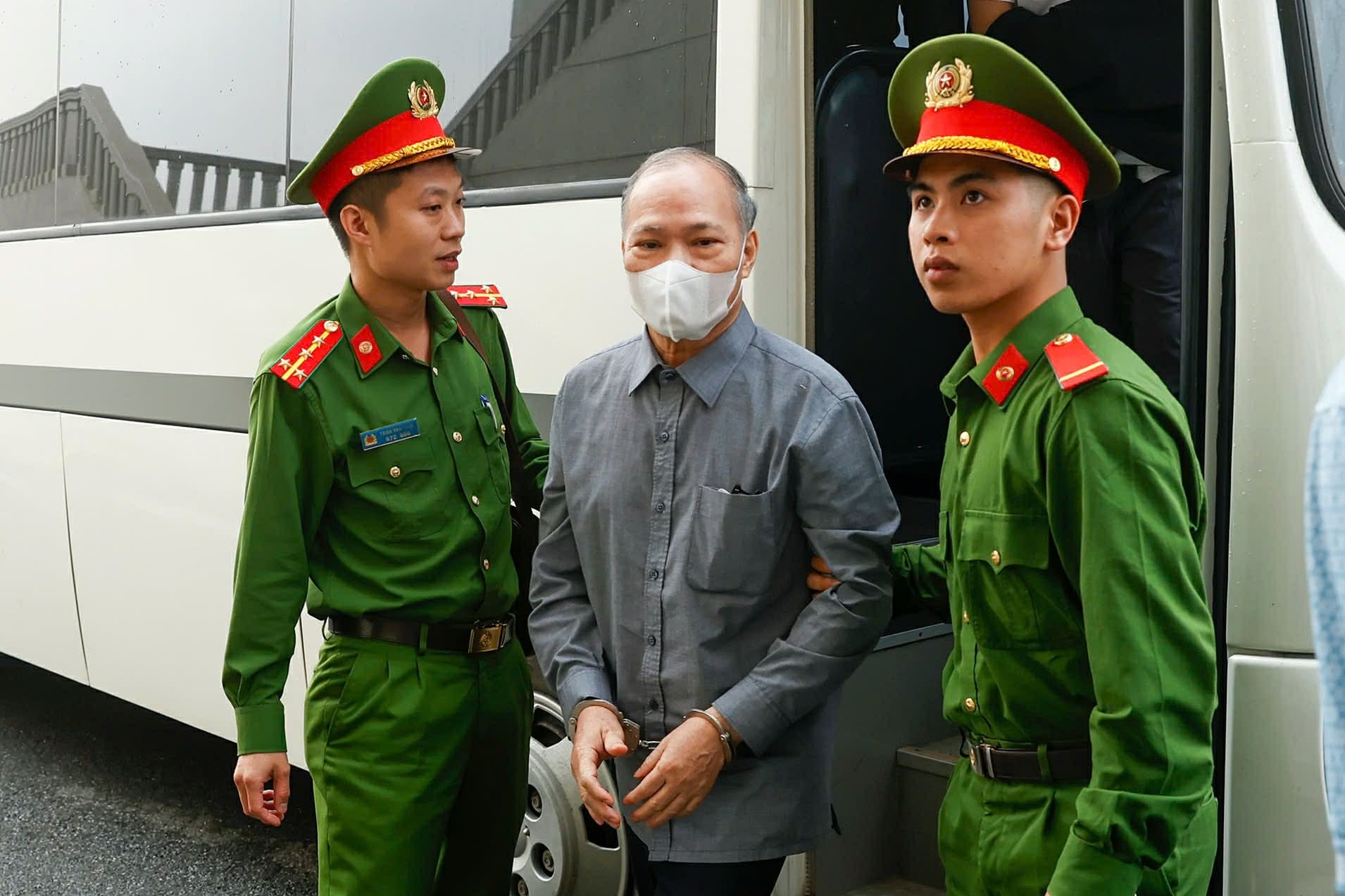 Hôm nay, cựu Thứ trưởng Hoàng Văn Thắng hầu tòa vì nhận tiền tỷ của doanh nghiệp