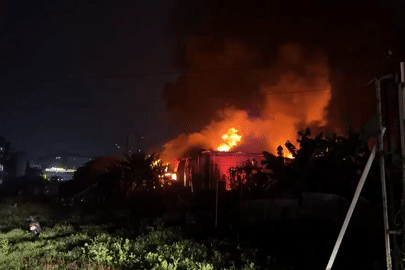  Kho xưởng tại Hà Nội bốc cháy dữ dội trong đêm 