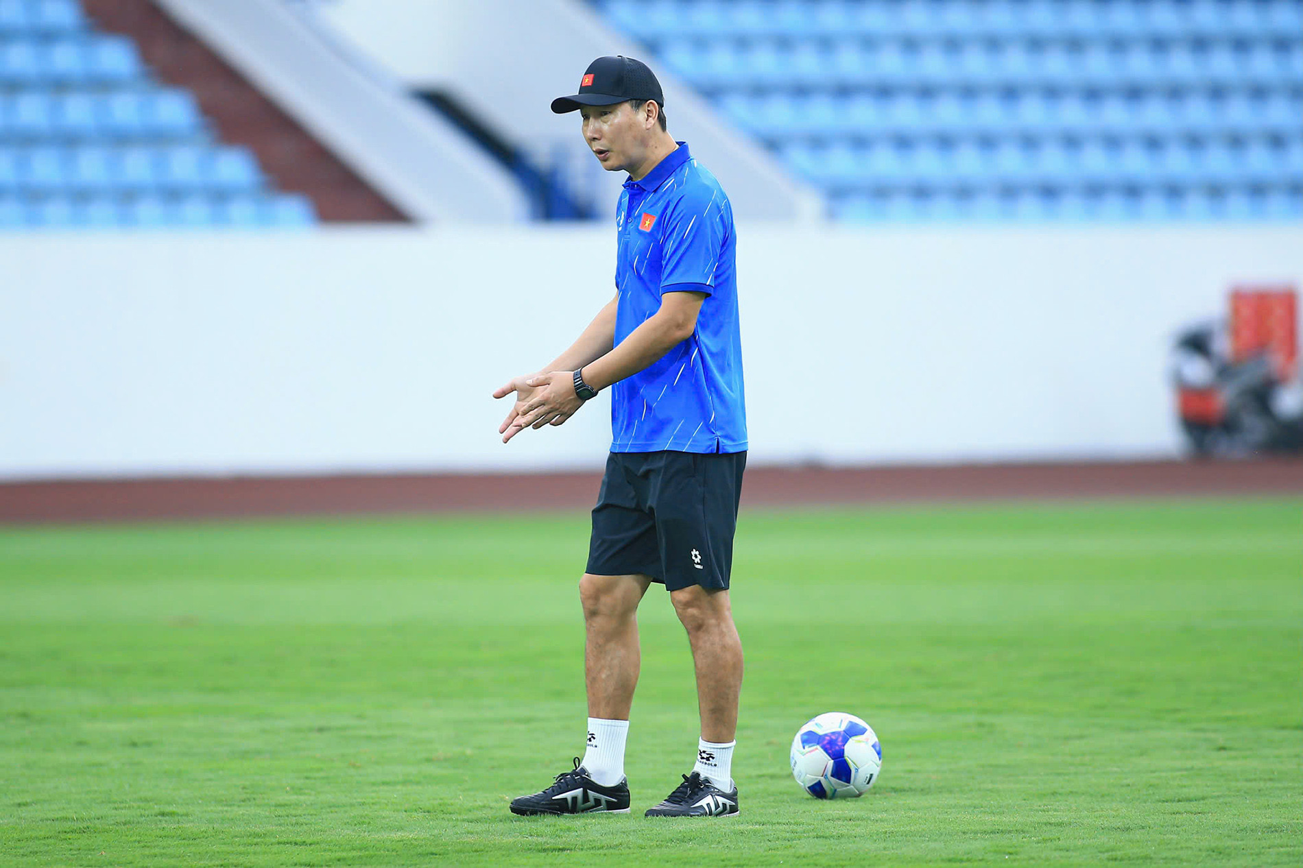 Hoàng Hên trở lại Thiên Trường, quyết 'xé lưới' Malaysia kim sang sik 1.jpg