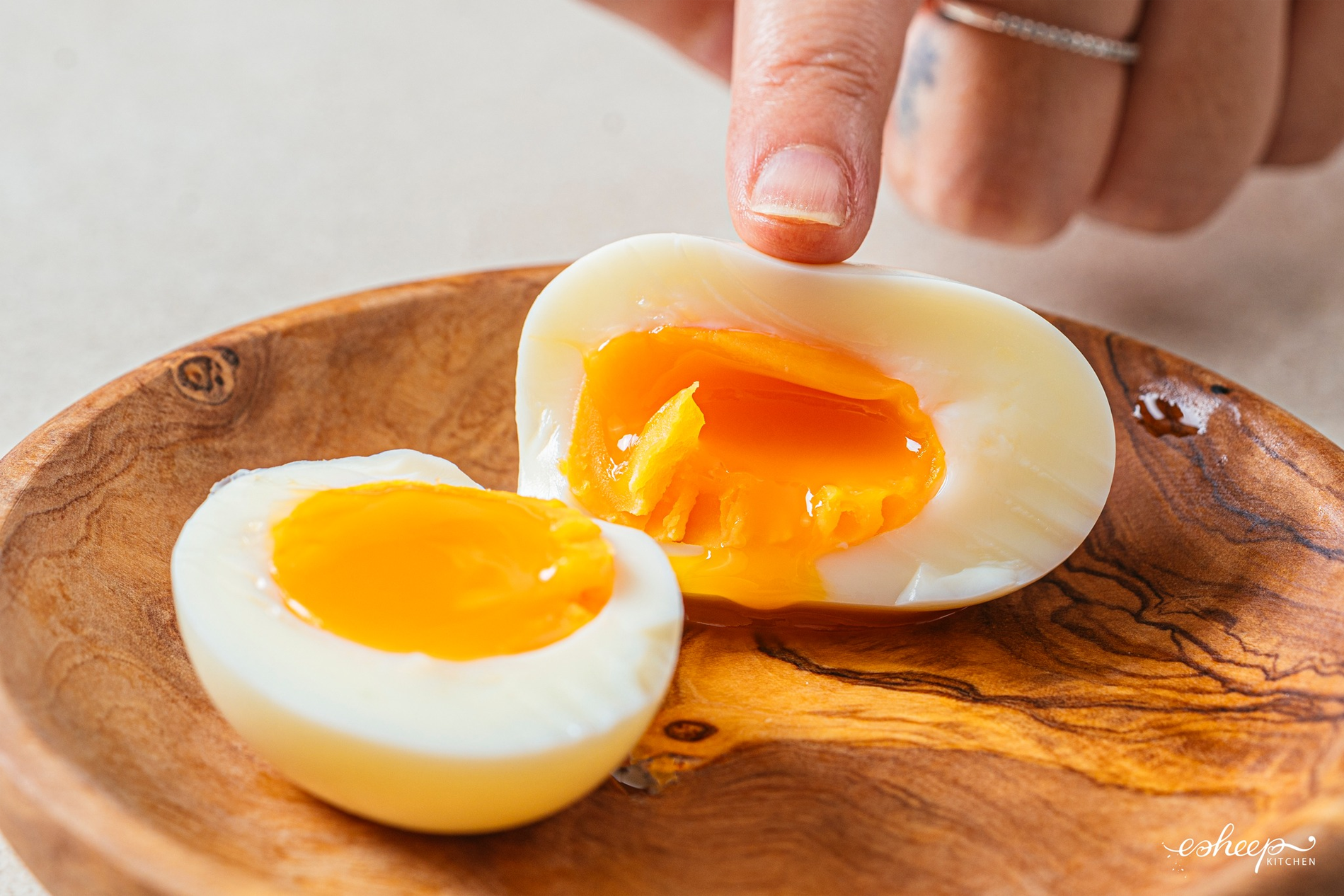 Luộc trứng lòng đào bao nhiêu phút để dẻo ngậy, không tanh?