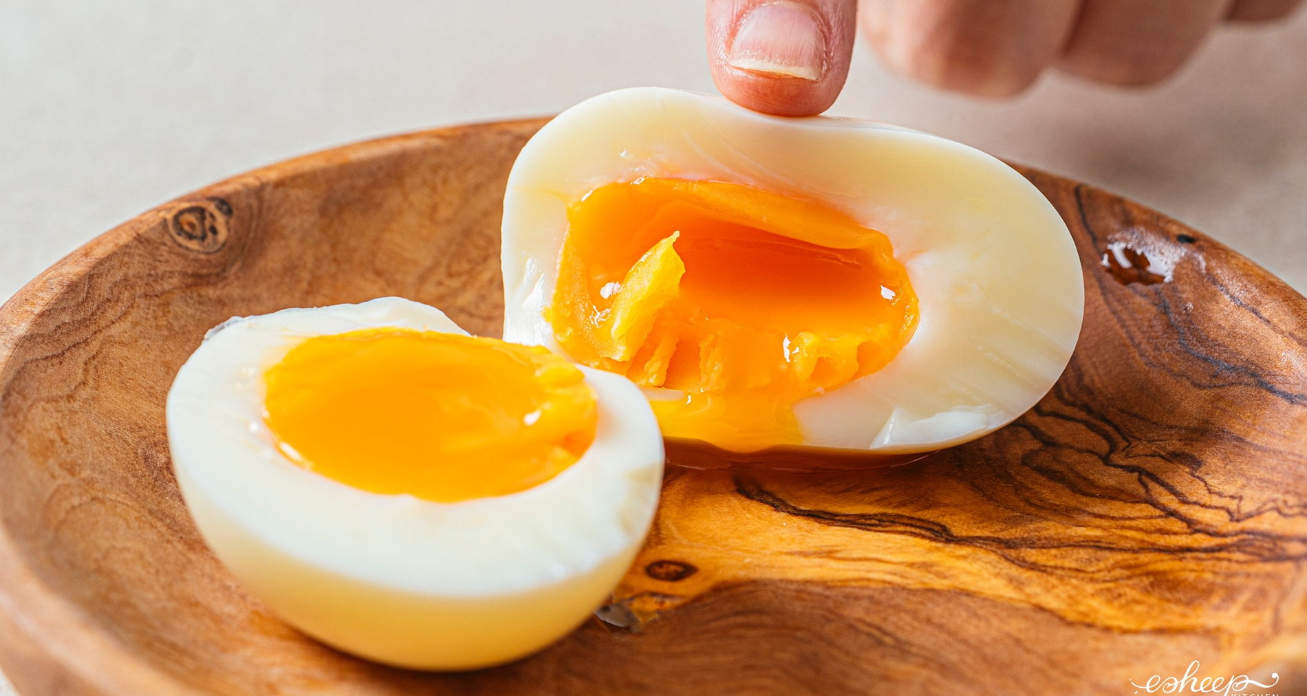 Bí quyết luộc trứng lòng đào hoàn hảo: Thời gian vàng và những lưu ý quan trọng