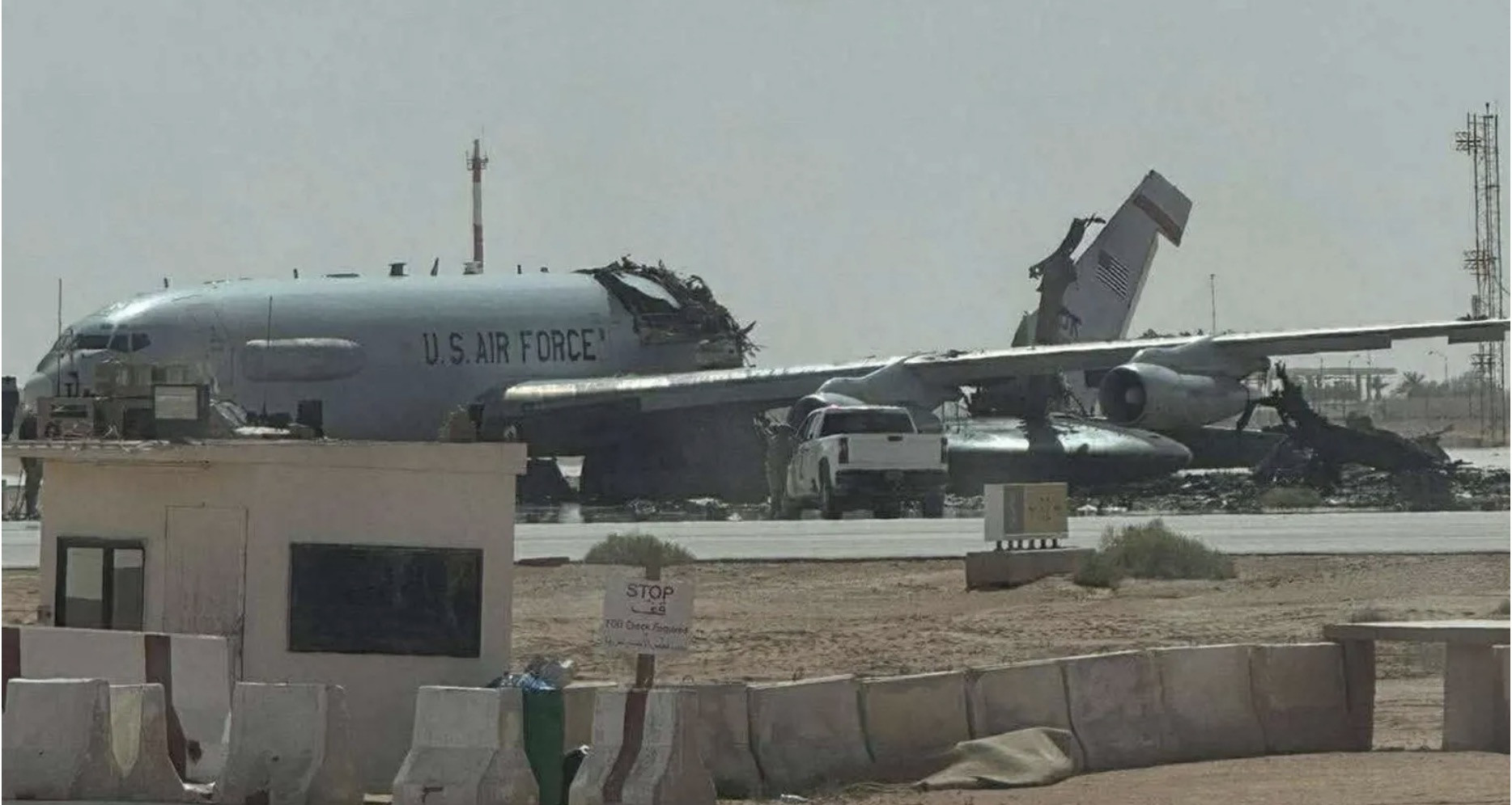 Máy bay Mỹ bị vỡ làm đôi. Ảnh: BBC