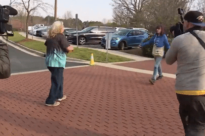 Mẹ mất tích hơn 20 năm bất ngờ xuất hiện, con gái nghẹn ngào