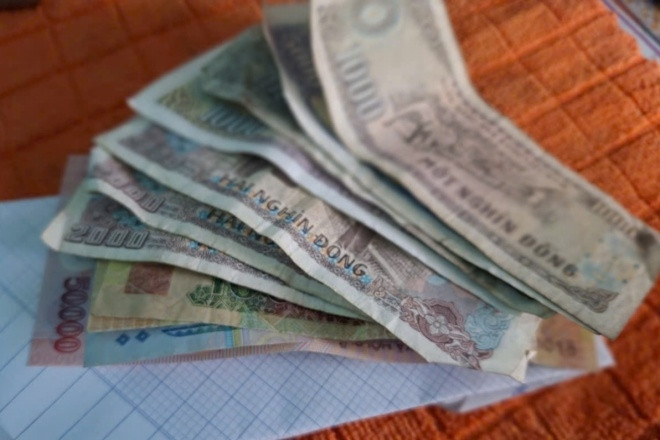 Mở chiếc phong bì viếng cha, các con lặng người khi đọc mẩu giấy bên trong