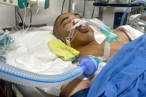  Ngã từ giàn giáo, chàng trai người Dao nguy kịch, gia đình nghèo mong phép màu 