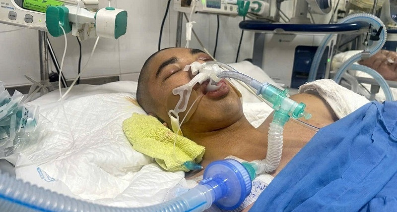 Ngã từ giàn giáo, chàng trai người Dao nguy kịch, gia đình nghèo mong phép màu