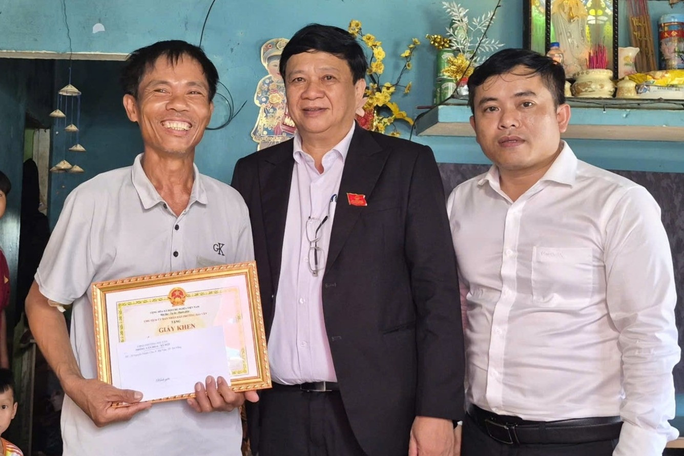 Người đàn ông lao xuống biển cứu 2 cháu bé bị đuối nước ở Đà Nẵng