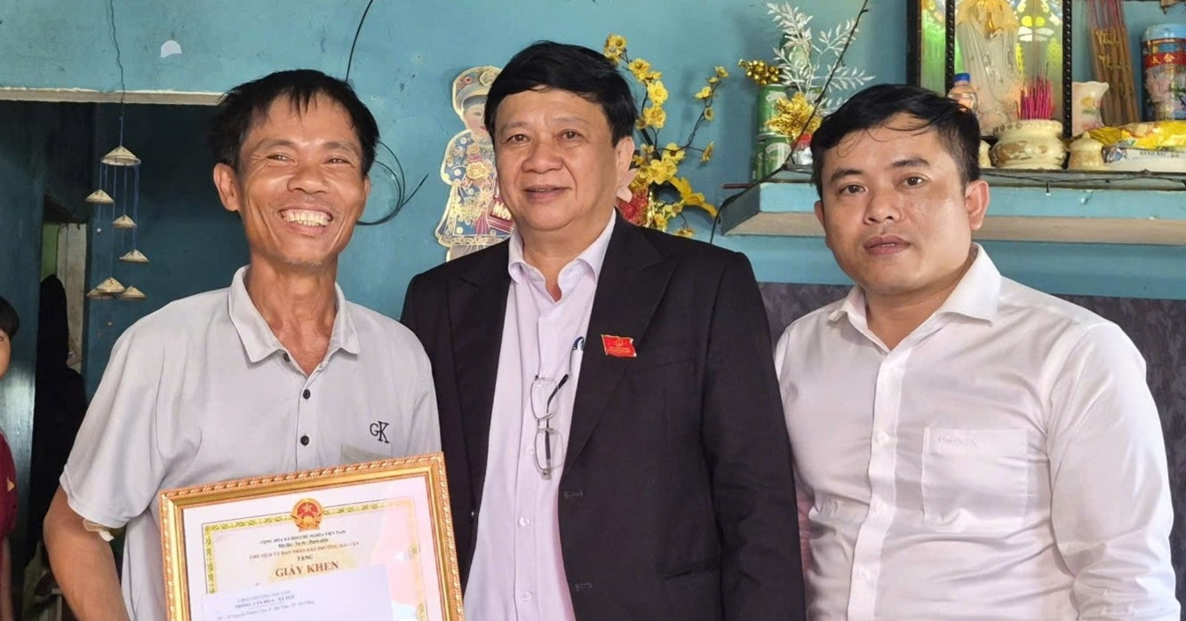 Người đàn ông lao xuống biển Đà Nẵng cứu hai cháu bé bị đuối nước