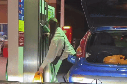 Nữ tài xế dùng túi nilon đựng xăng rồi cho vào cốp xe để tích trữ