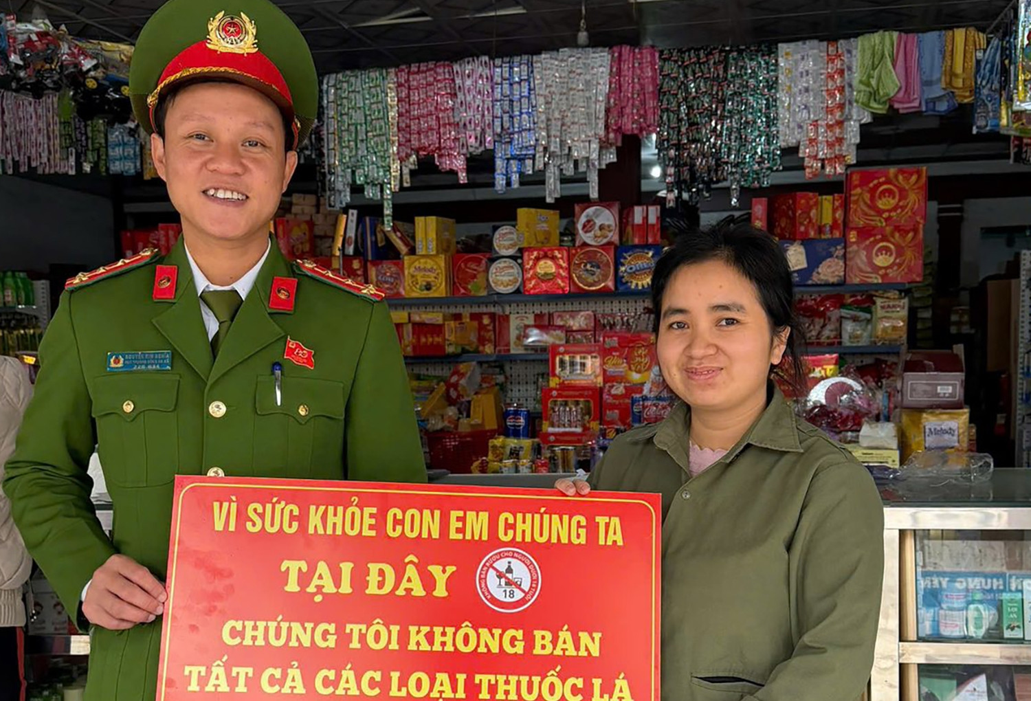 Phó công an xã 'gây sốt mạng' nhờ tuyên truyền pháp luật dễ hiểu, dễ nhớ