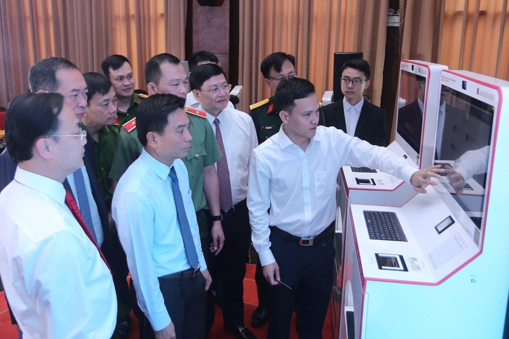 Thanh Hóa ra mắt Kiosk thông minh, rút ngắn thủ tục xuống còn vài phút