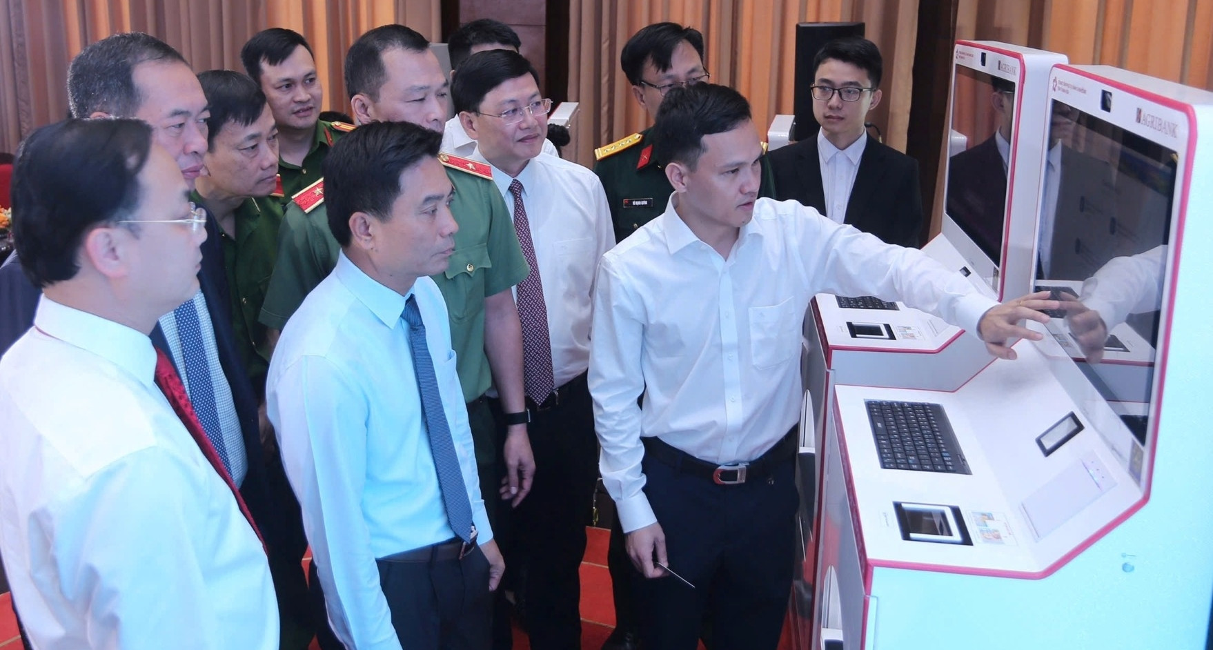 Thanh Hóa ra mắt Kiosk thông minh, rút ngắn thủ tục xuống còn vài phút