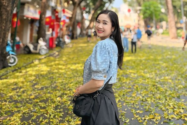 NSND Thu Hà chụp ảnh bên lá vàng, Mỹ Tâm chia sẻ về tình yêu