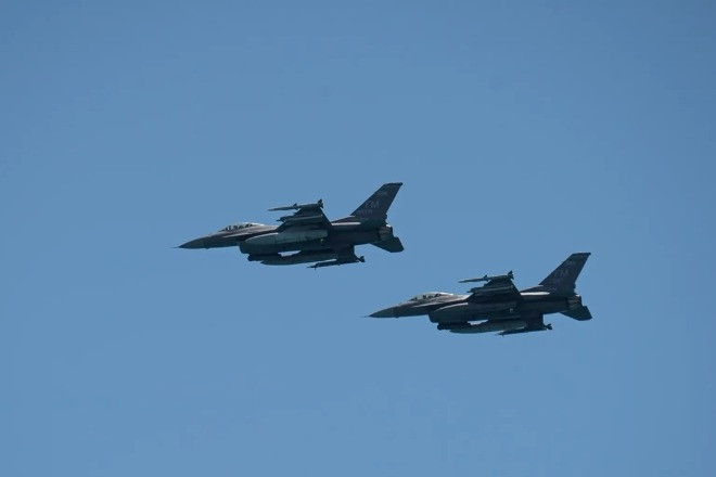 Tiêm kích F-16 bắn pháo sáng để chặn máy bay gần nơi ở của ông Trump