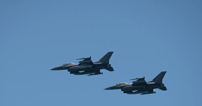 Tiêm kích F-16 bắn pháo sáng để chặn máy bay gần nơi ở của ông Trump