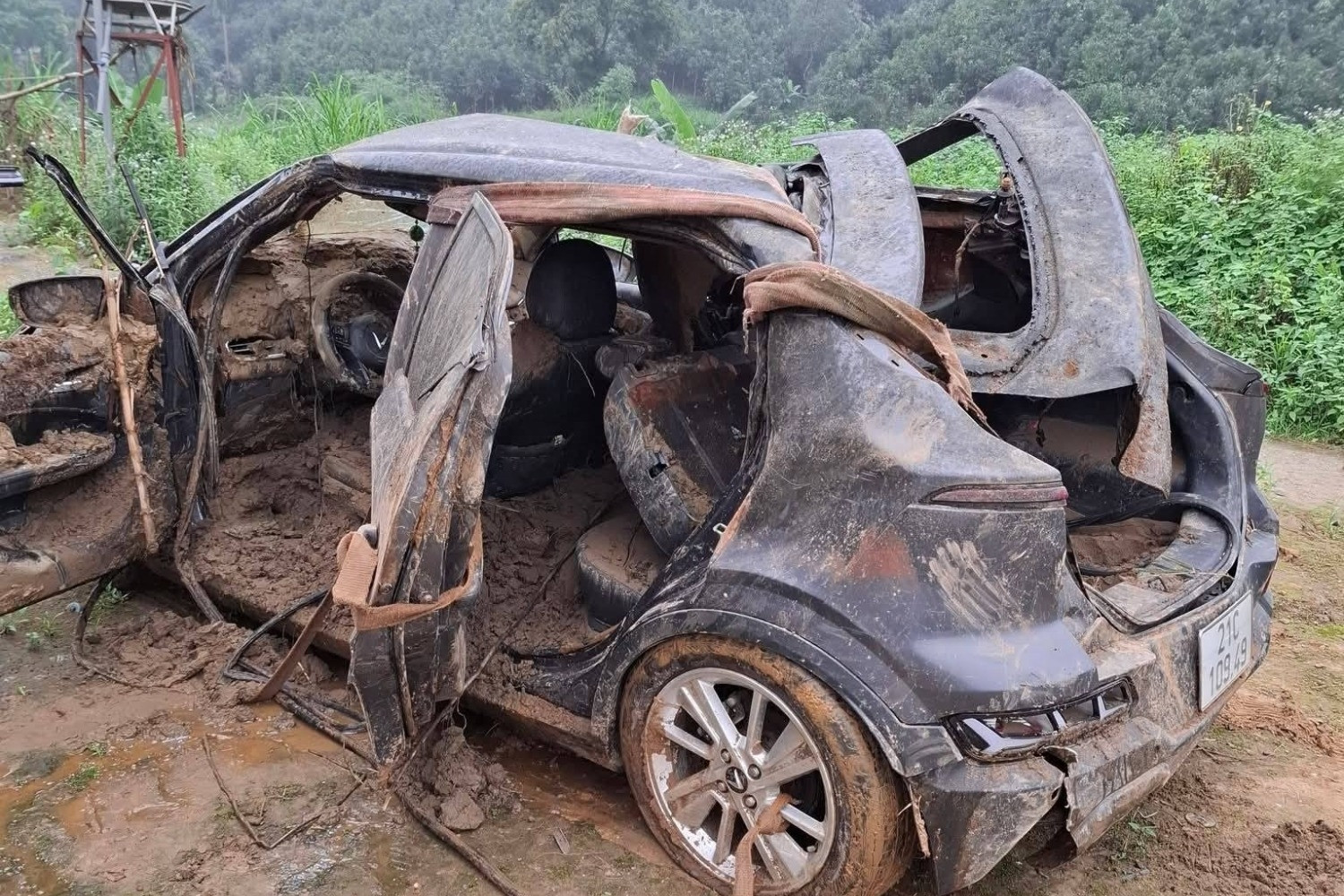 Tìm thấy VinFast VF 5 sau 6 tháng bị lũ cuốn, thân xe biến dạng phủ kín bùn đất