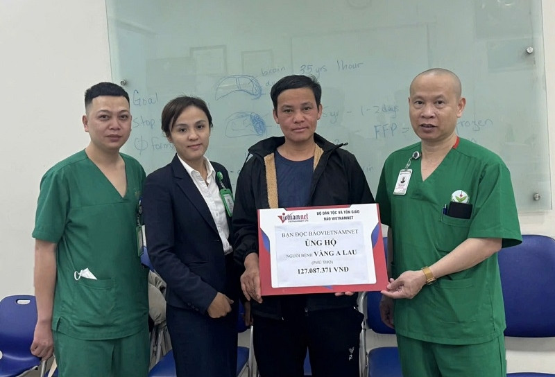 Trao hơn 127 triệu đồng bạn đọc giúp chàng trai vùng cao bị tai nạn nghiêm trọng