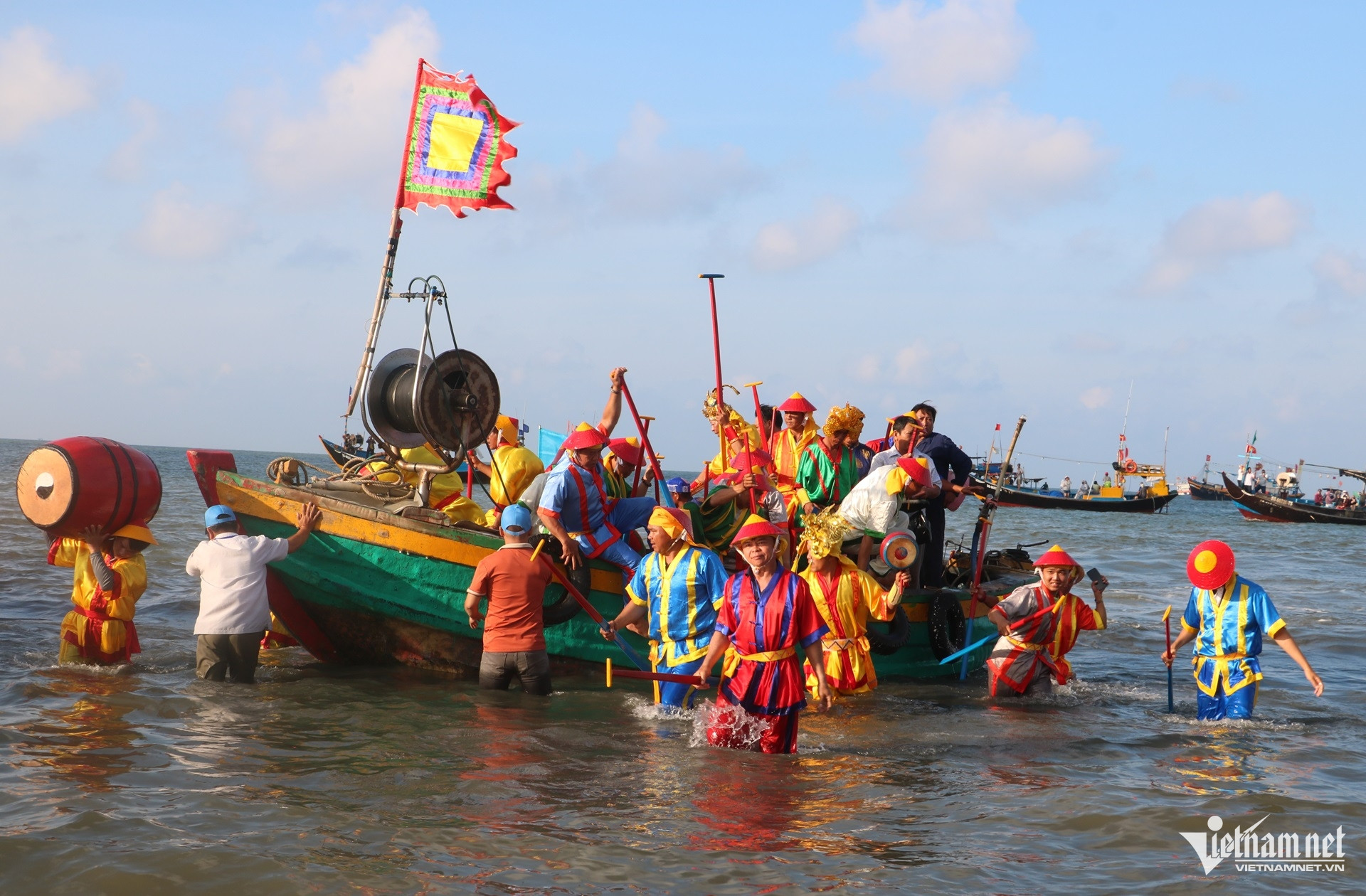 https://static-images.vnncdn.net/vps_images_publish/000001/000003/2026/3/30/w-le-hoi-dinh-co-long-hai2jpg-1568.jpg