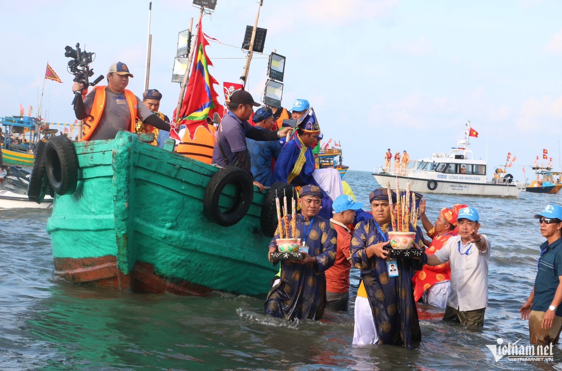 https://static-images.vnncdn.net/vps_images_publish/000001/000003/2026/3/30/w-le-hoi-dinh-co-long-hai4jpg-1569.jpg